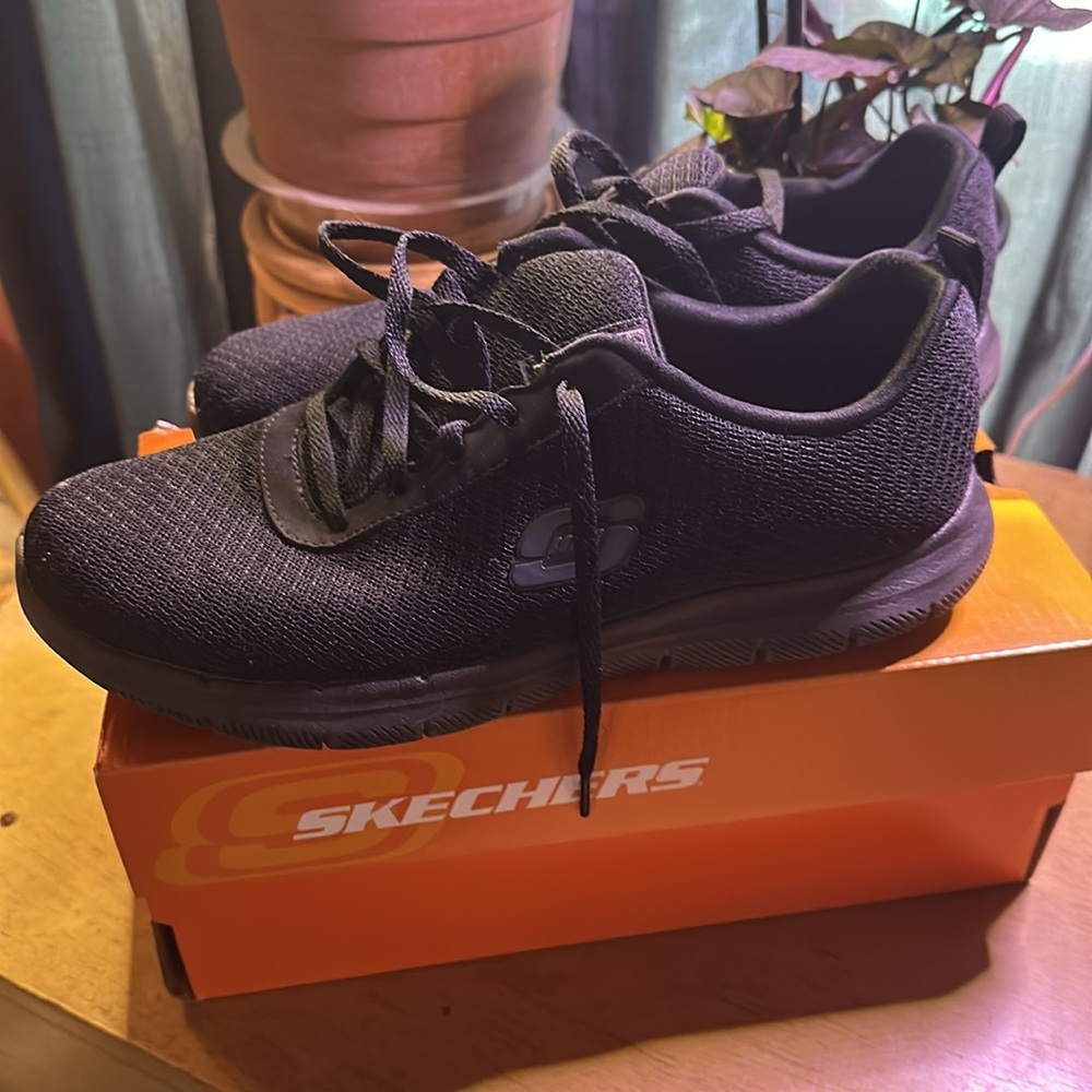 Skechers non slip black shoes - Picture 2 of 4